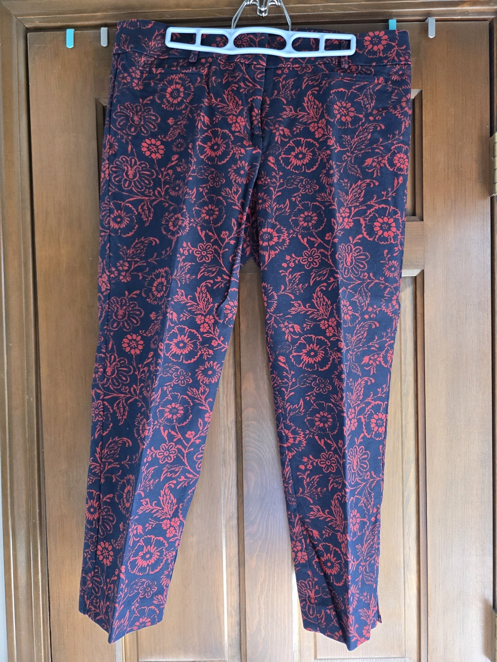 LOFT Sz 10 Navy Ankle Pants with Red Floral Print